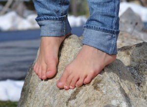 Füße auf Stein
