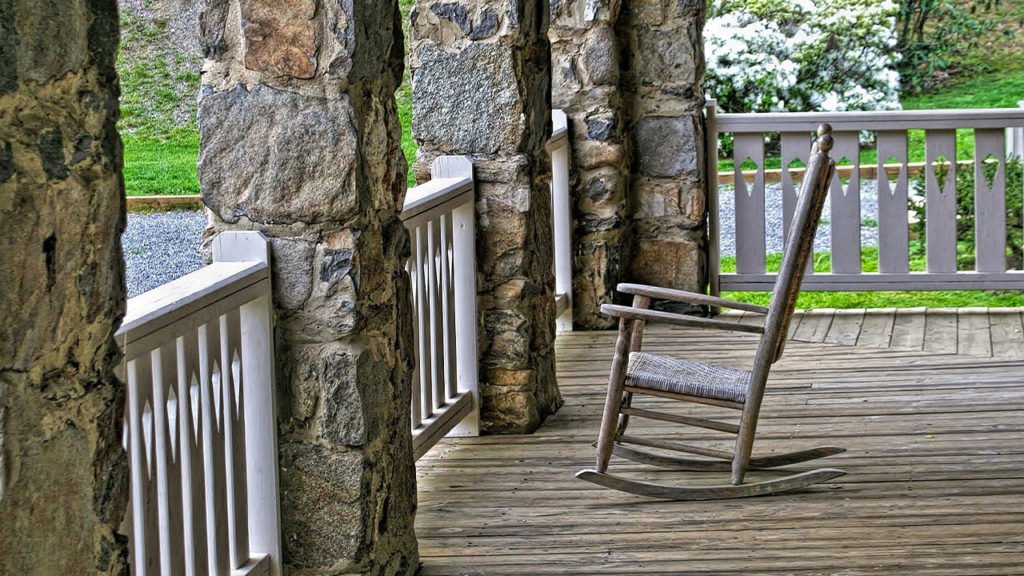 Terrasse mit Schaukelstuhl